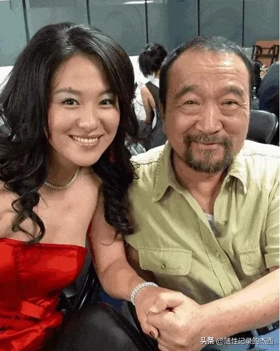 左边的这一位是大美女级别的，大波浪卷长发显得挺有淑女范，她演的戏形象深入人心，你