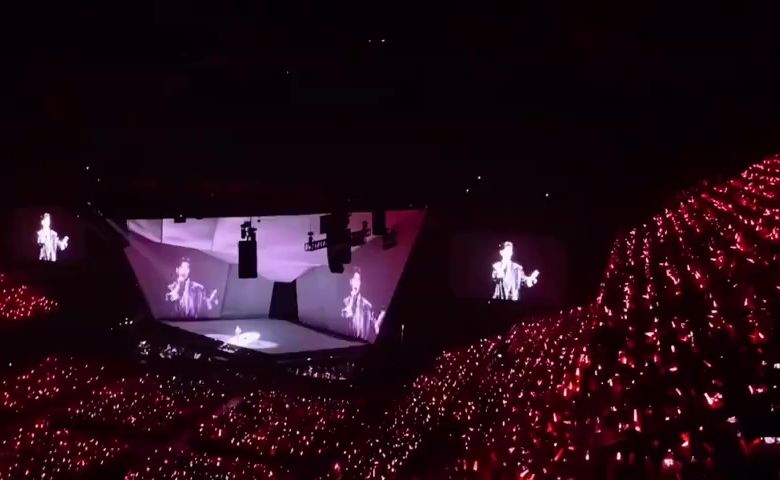 肖战演唱会和粉丝大合照和感谢环节，太感动了[可怜]