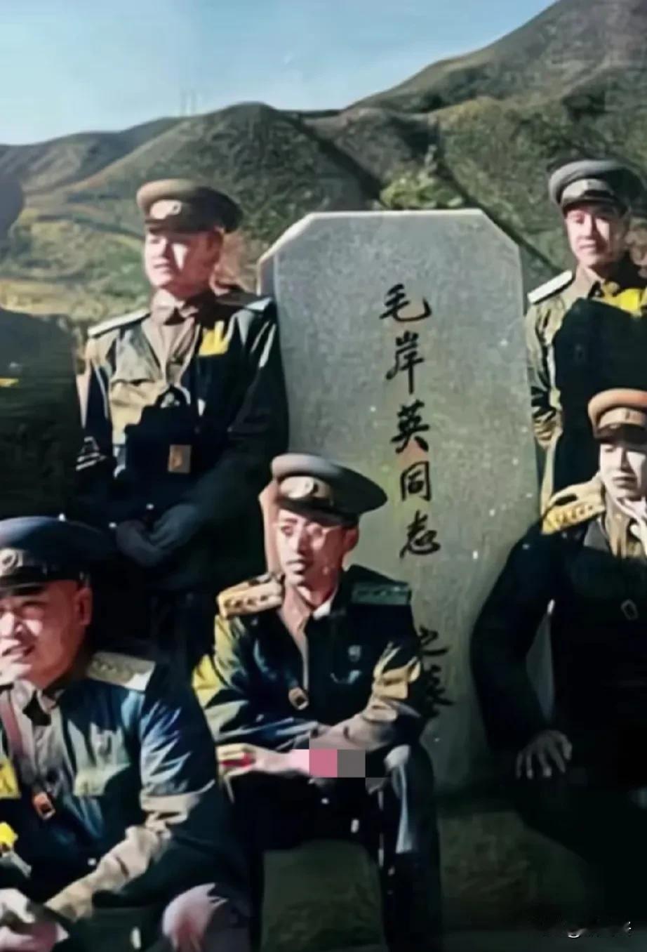 1955年 ，朝鲜 ！
授衔后的志愿军军官们，在毛岸英墓前缅怀这位曾经的战友！
