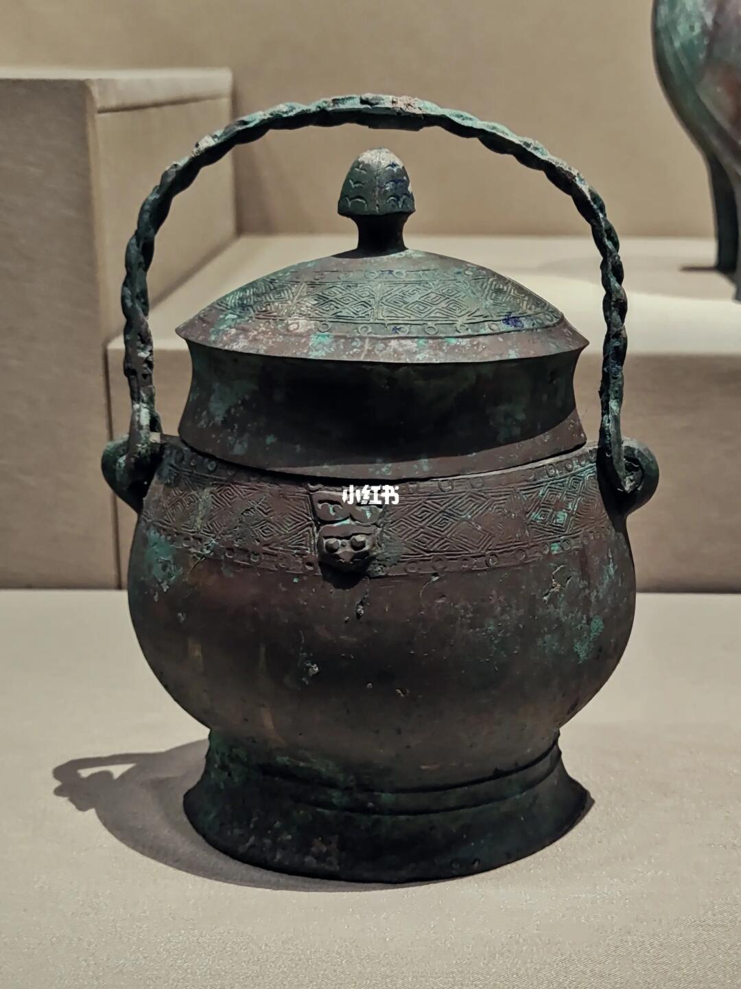 一大一小两只商代青铜提梁卣