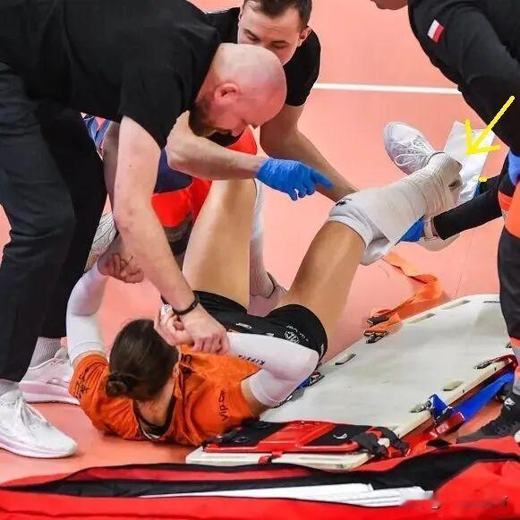 近日进行的一场波兰女排“Tauron Puchar Polski杯”比赛1/8决