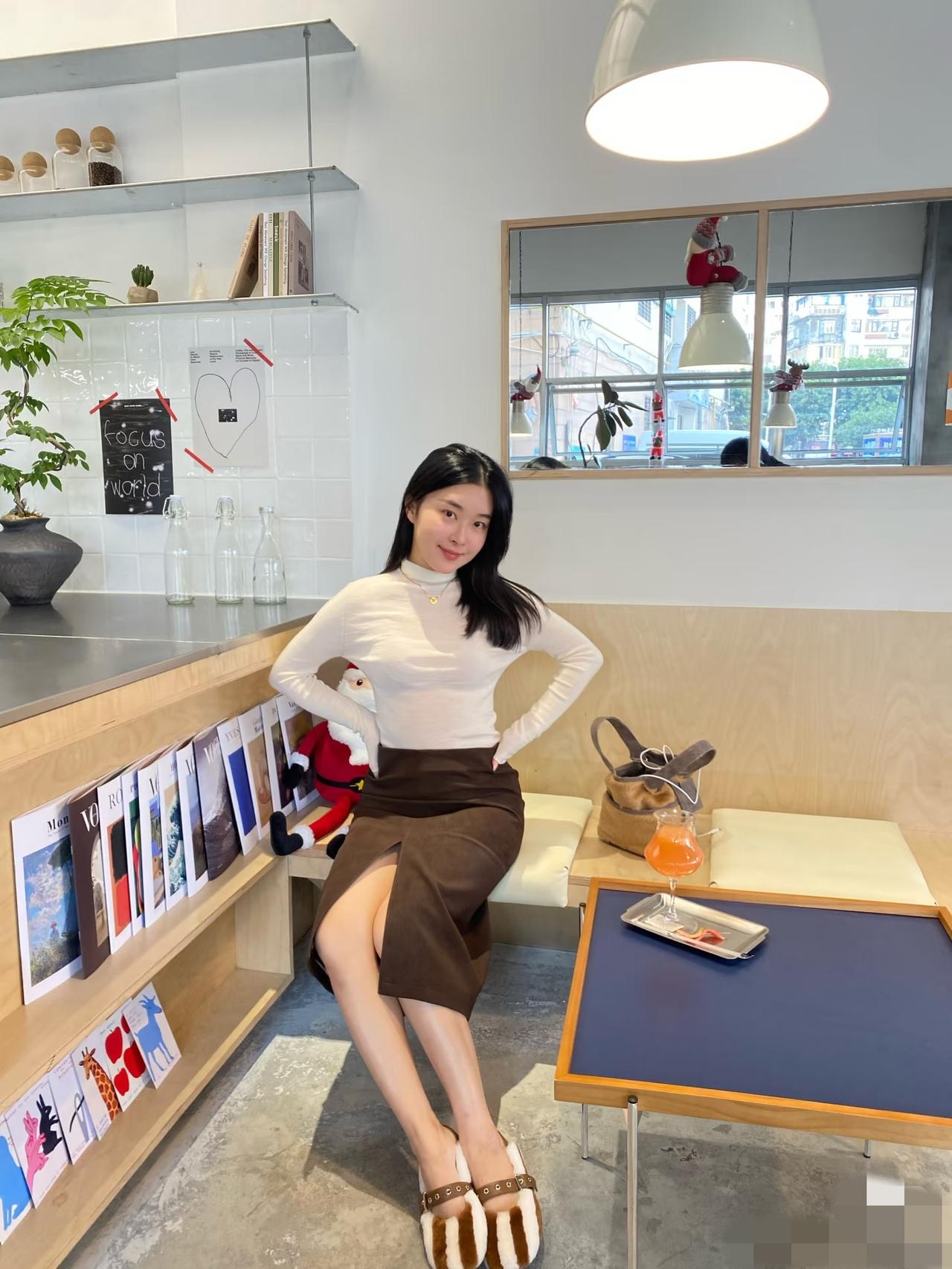 92年大学老师
今天没课可以休息啦
美美的做个指甲
逛街买了双新鞋
一个人的生活