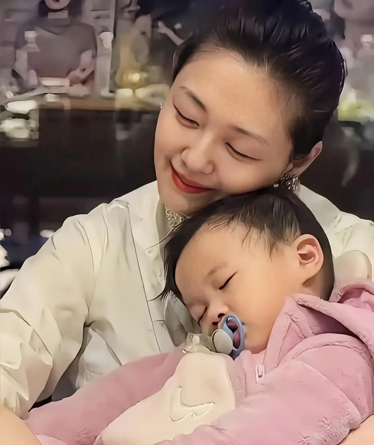 同样是母亲，大S和马晓梅在对待孩子隐私这件事上，风格确实不大一样。

大S从怀孕