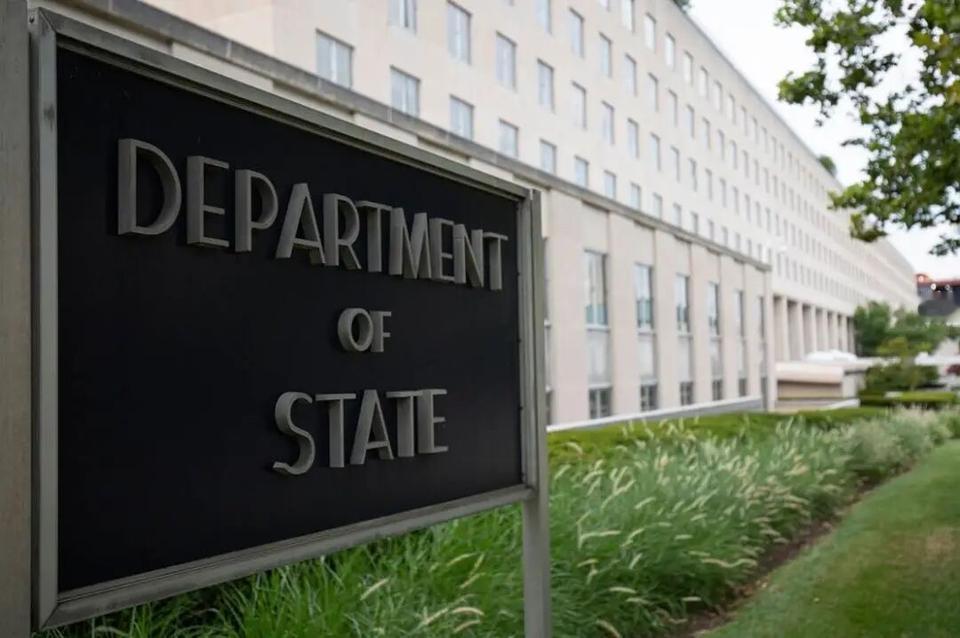 据美国国务院知情官员透露，特朗普政府正在召回二十多名由拜登任命的职业外交官大使。