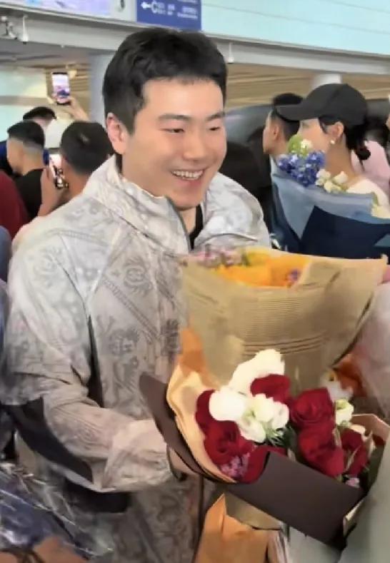 梁靖崑喜上眉梢。
梁靖崑回国，
老婆与两个儿子来接机，
幸福感爆棚。
这次的伦敦