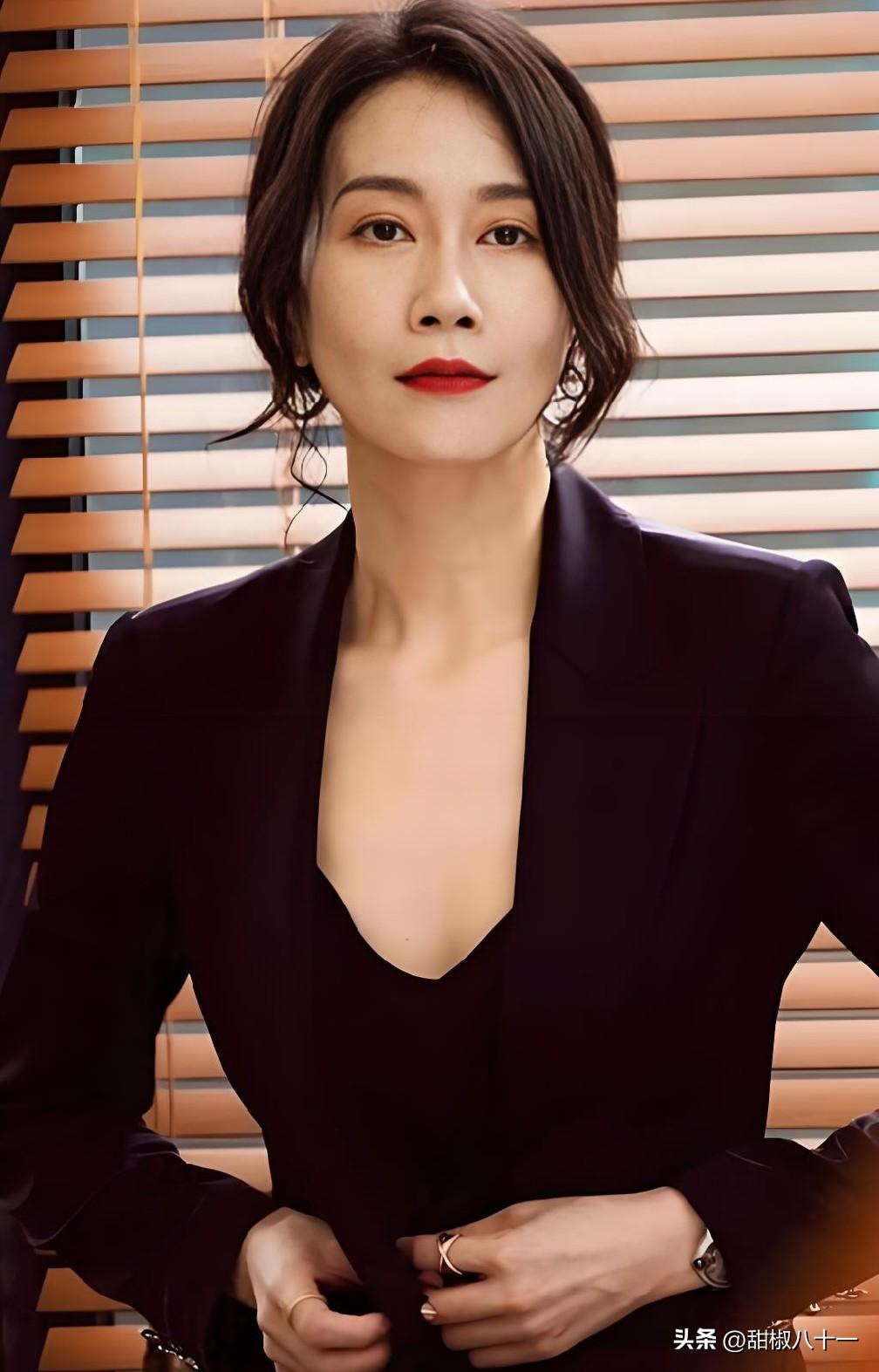 《迷墙》最牛的，

就是请了温峥嵘演李瑾，

不是说别人演不了，而是她这张脸一出