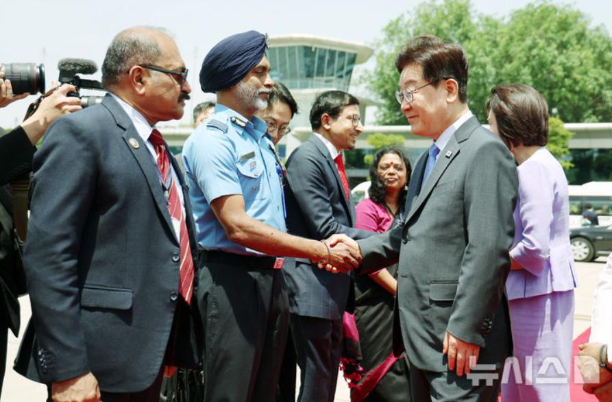 李在明从印度前往越南！4月21日韩国总统结束印度行程，携手夫人前往下一站越南，他