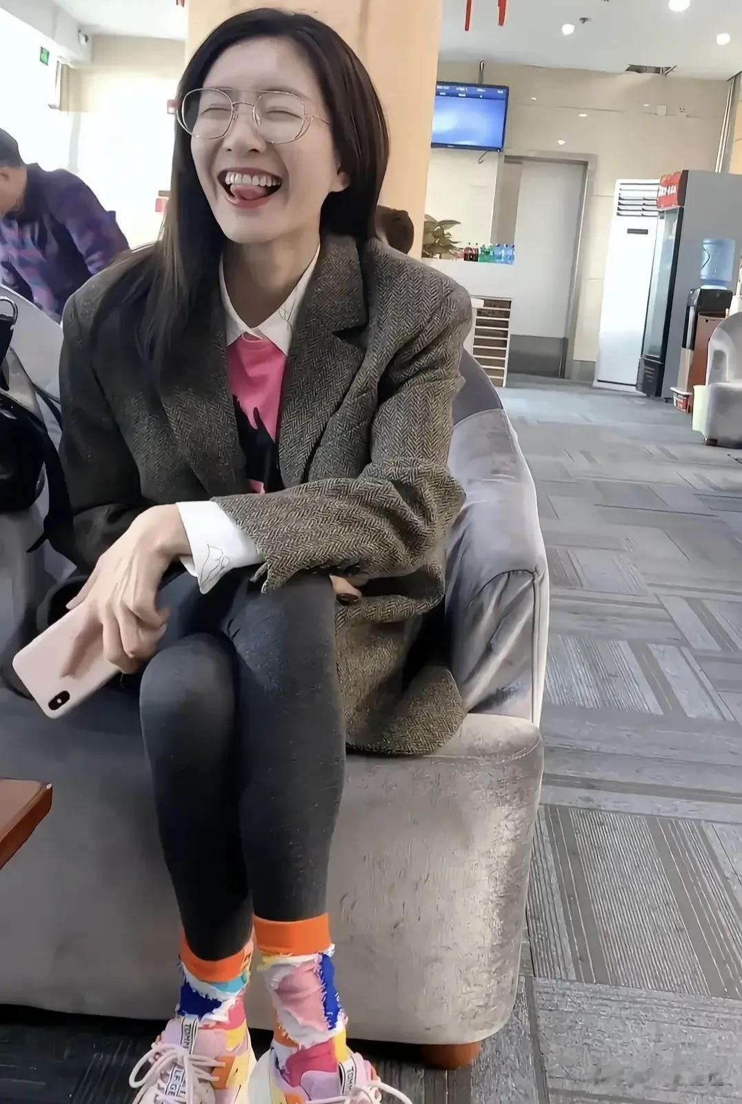 真的被江疏影圈粉了，作为演艺圈数一数二的大美女，平时看似高冷，没想到私底下这么真