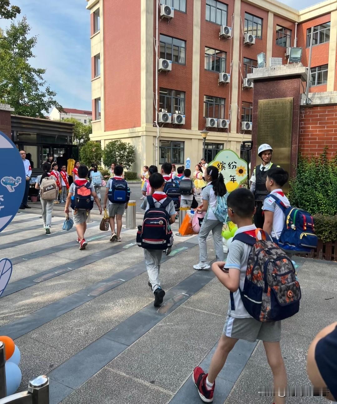 规矩也需多些教育温度…
 
开学季，学生发型问题屡屡引发争议。学校规范仪容仪表，