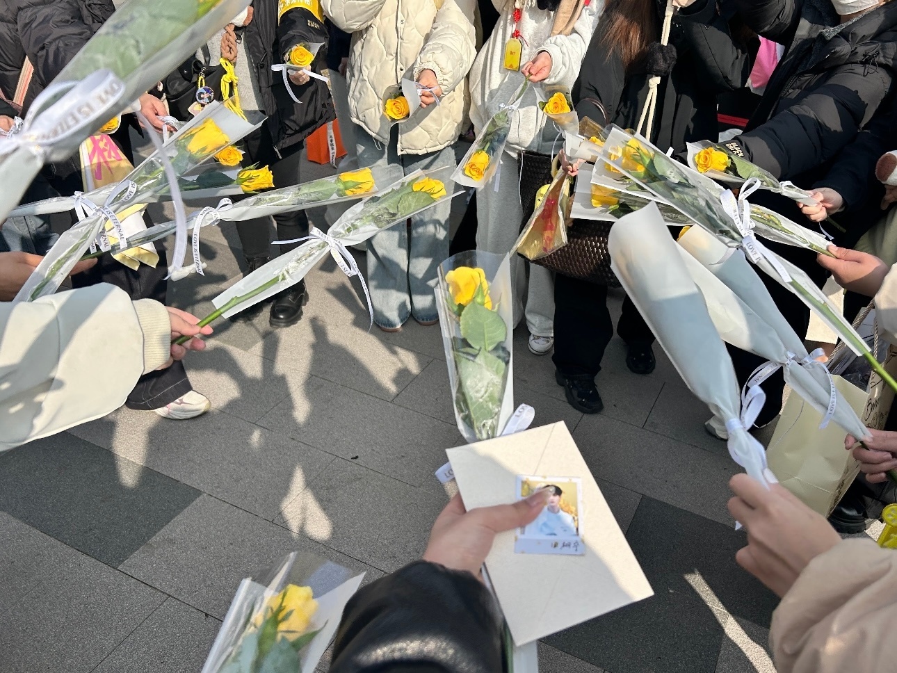 是去吊唁的吗，谁去世了。 