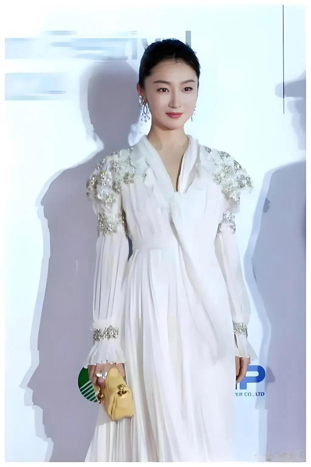 釜山电影节，面对镜头大方微笑的周冬雨越来越国际范儿了，稳稳的撑住了评委的身份，你