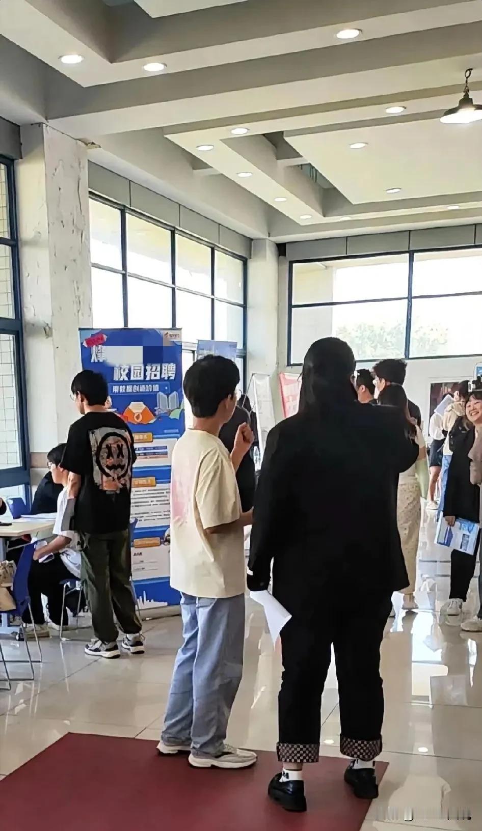 今天跟面了一个助理工程师，面试中面试官给人家好一通PUA，面试后又说这个人可以用