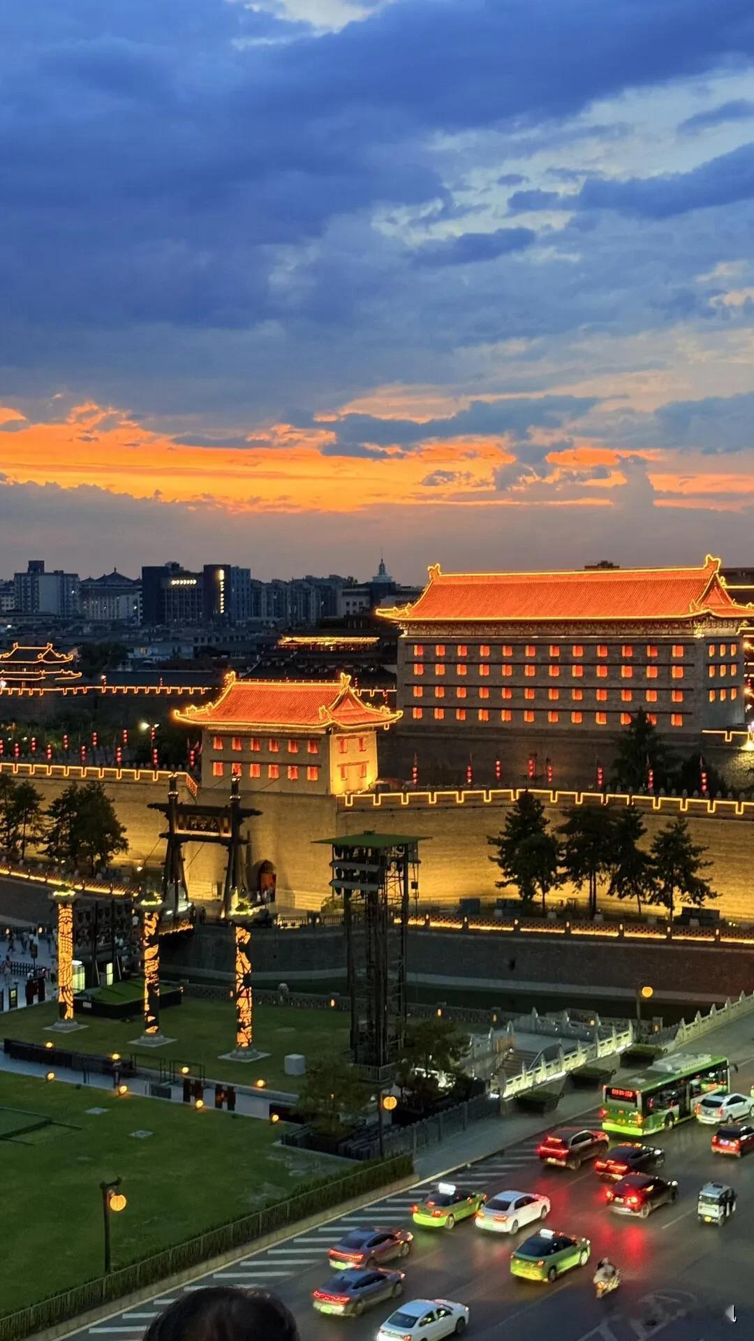 中伏夜上城墙记

吹干头发的那一刻，热气又从窗缝里钻进来。刚洗过的凉意只维持了几