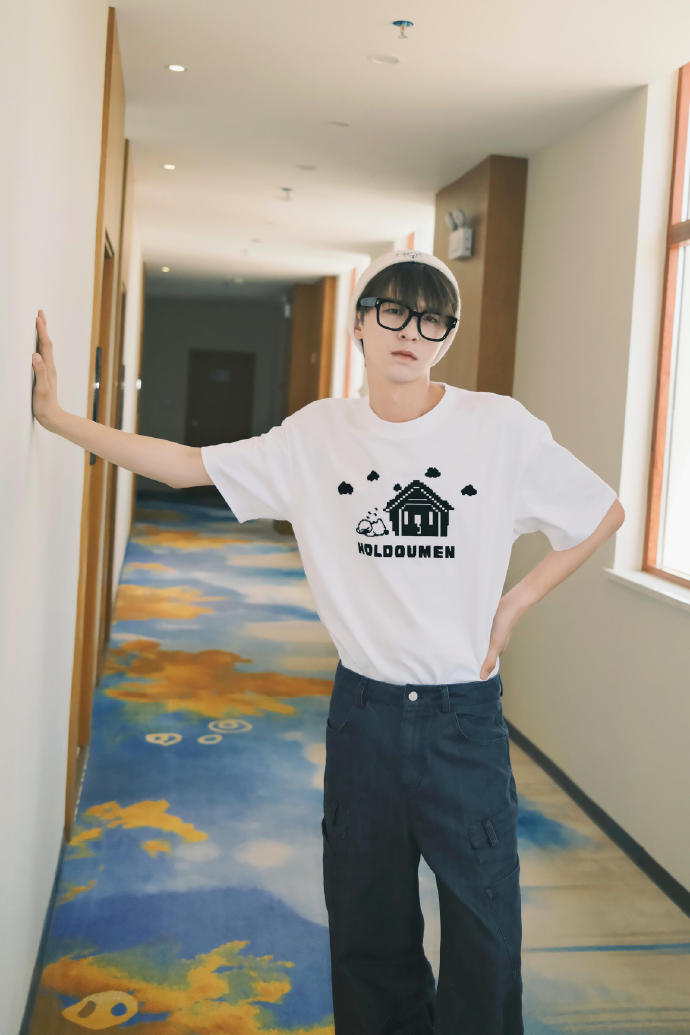 ⻅过痛包痛楼第⼀次⻅痛饼的何浩楠我吃我自己这也太搞笑了哈哈哈把自己的卡通形象刻在