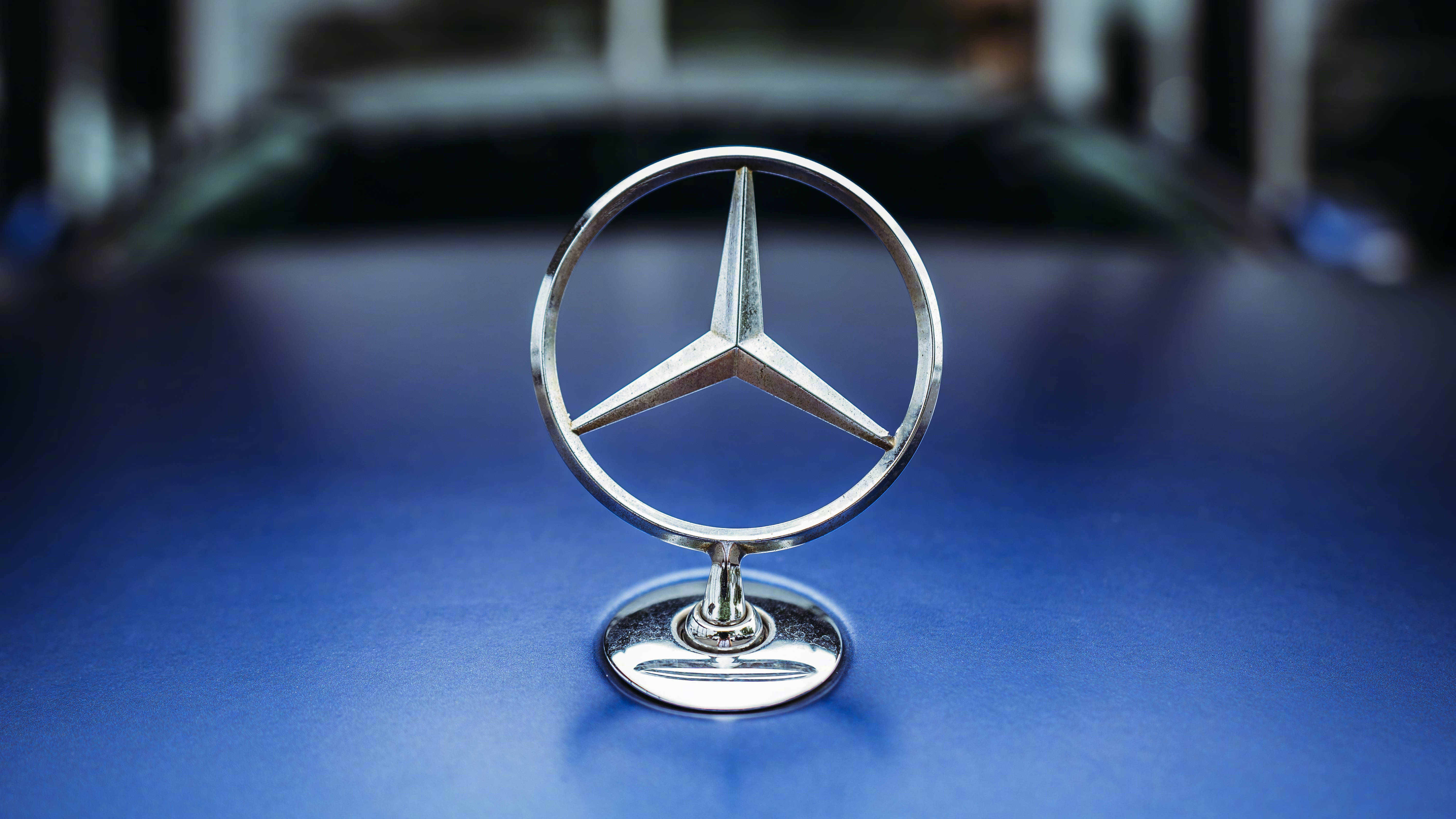 【奔驰将在美召回11895辆汽车】奔驰因电池有起火风险召回11895辆车据界面新