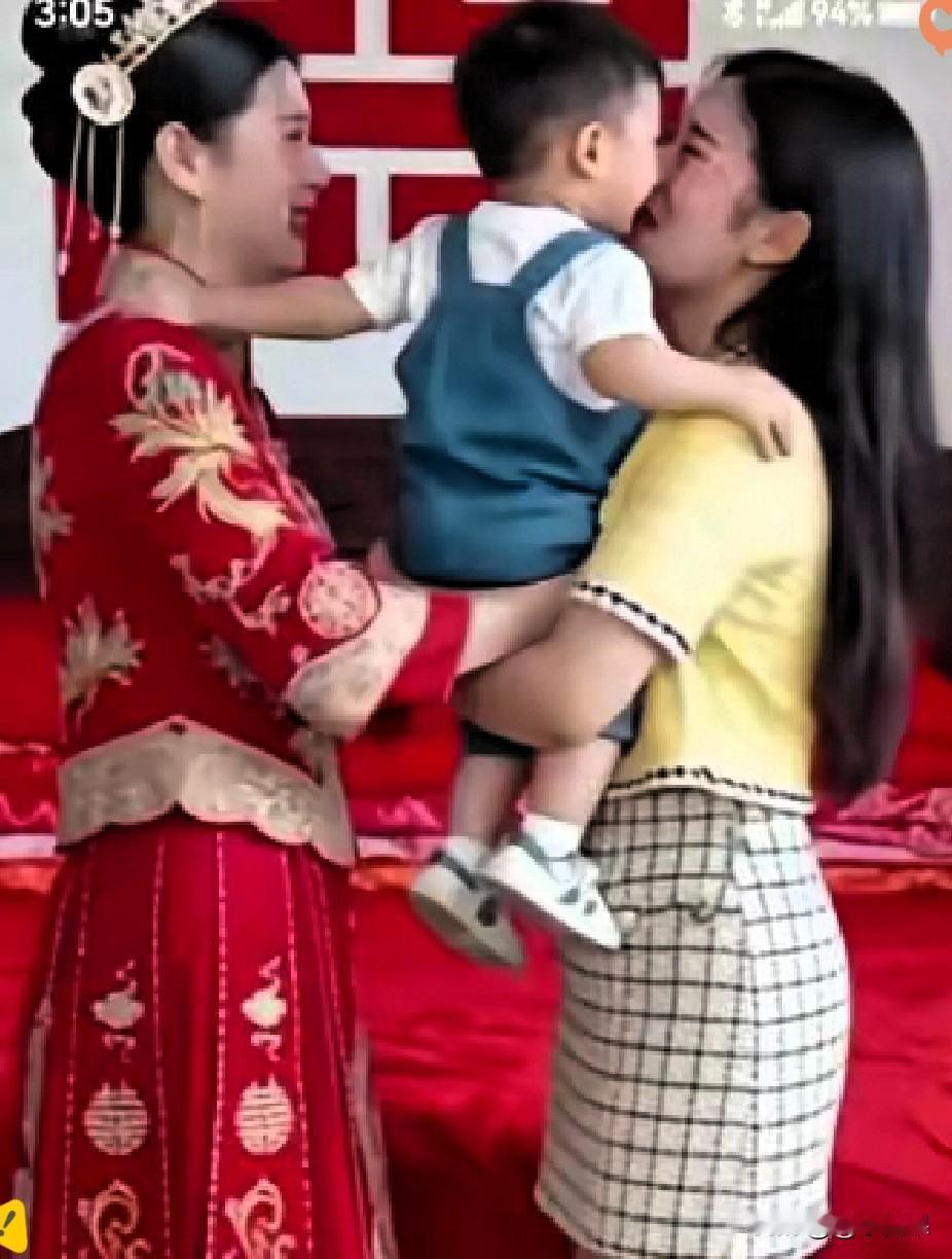 泪奔！丈夫意外离世，妻子改嫁却被要求不能带娃，出嫁当天儿子哭着不让走，这一幕太扎