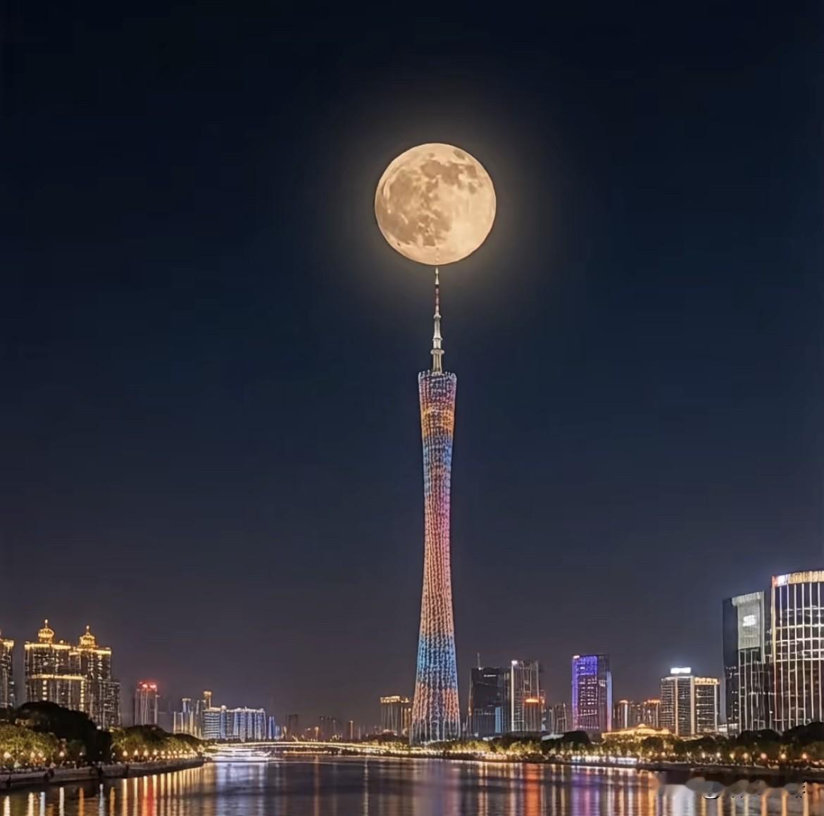 十五的月亮🌕十六圆
一轮明月在广州塔升起。
这也太美了吧‼️