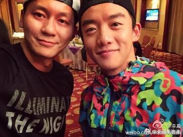 李晨郑恺背着跑男团去冲浪了 跑男团的大家快来呀，李晨郑恺已经在网上冲浪了，这么欢