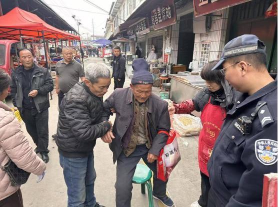 警民联手，8旬走失老人回家啦

“这菜市场里，有个老人好像走失了……”11月22