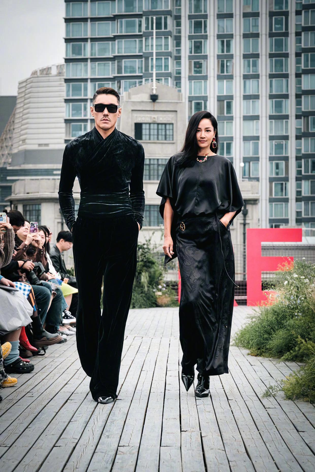 哇！这也太养眼了吧！两人真是T台天花板，绝配！气定神闲，从容淡定，虽然有了一些岁