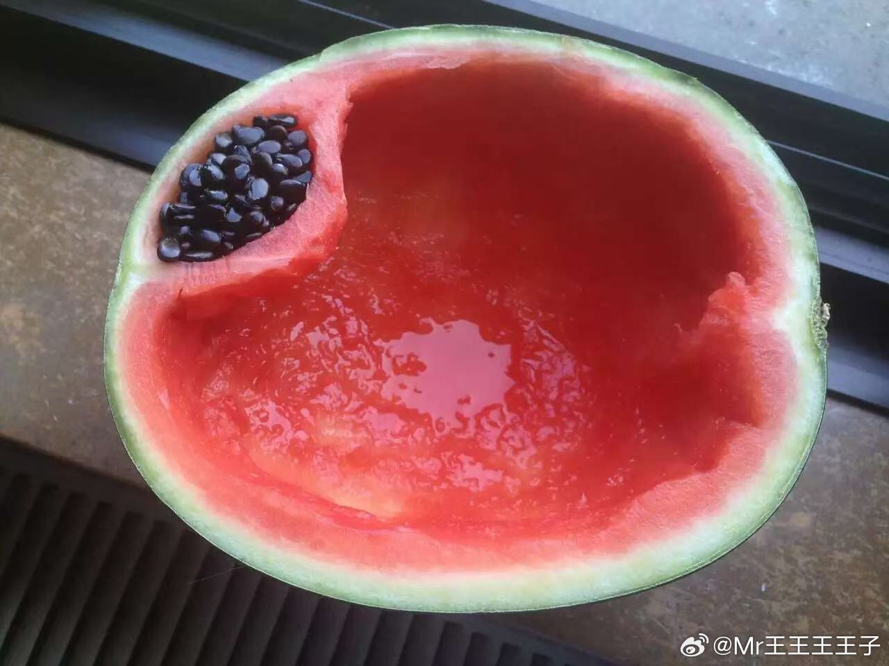 我有个处女座的朋友，她吃西瓜是这样吃的。我很佩服（我根本不吐籽籽）！ 