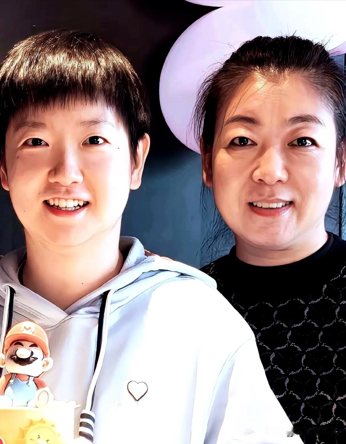 天呐，现在回家都成奢侈品了！
腊月二十八，莎莎才赶回河北，
跟爸妈吃了顿有年味的