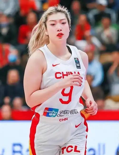 31岁的李梦该醒醒了！新华社专访女篮主帅宫鲁鸣，通篇未提她的名字，但说的“状态不