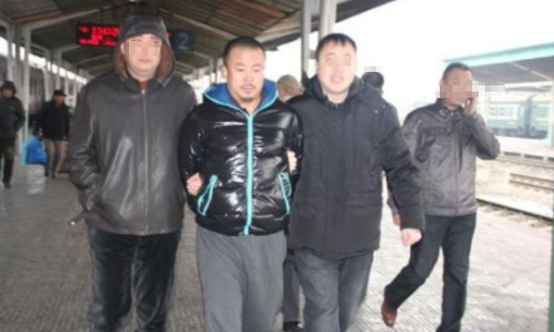 2011年，一名瘫痪多年的民警坐在轮椅上在家中看电视，突然，他神情激动，指着电视