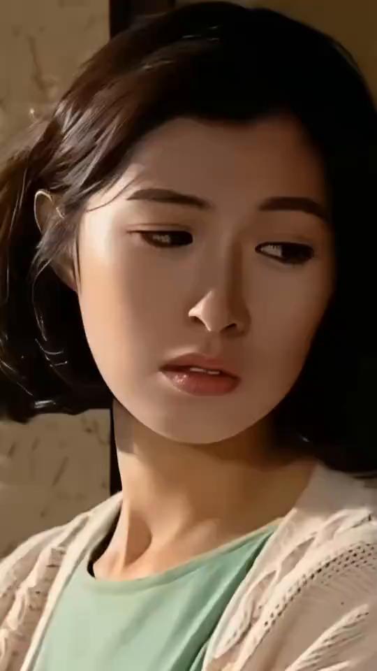 她是学历最高的港姐，也是TVB最年轻视后，现58岁。