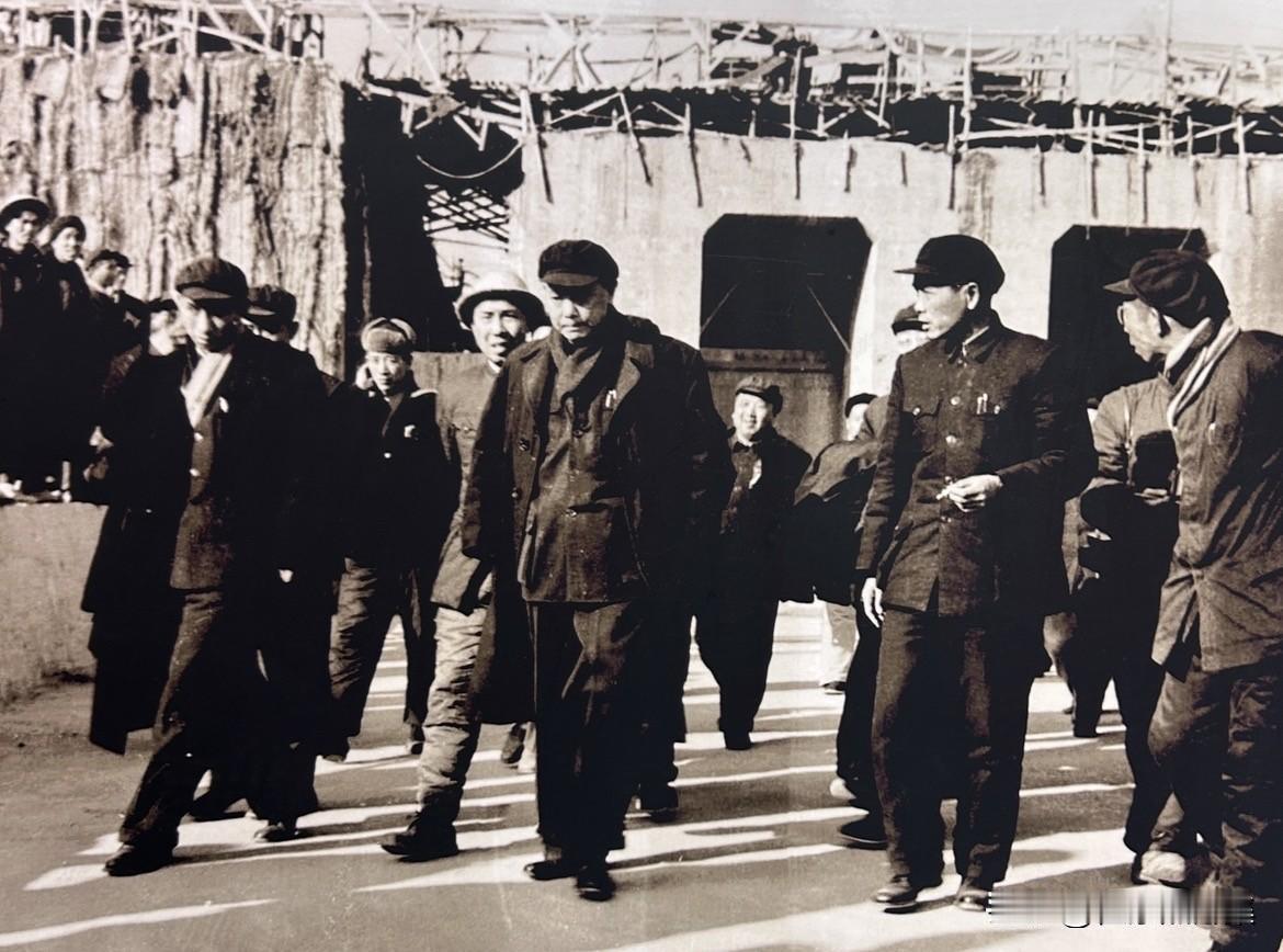 1959年12月，湖北丹江口水利枢纽工程迎来了汉江截流这一关键战役。时任国务院副