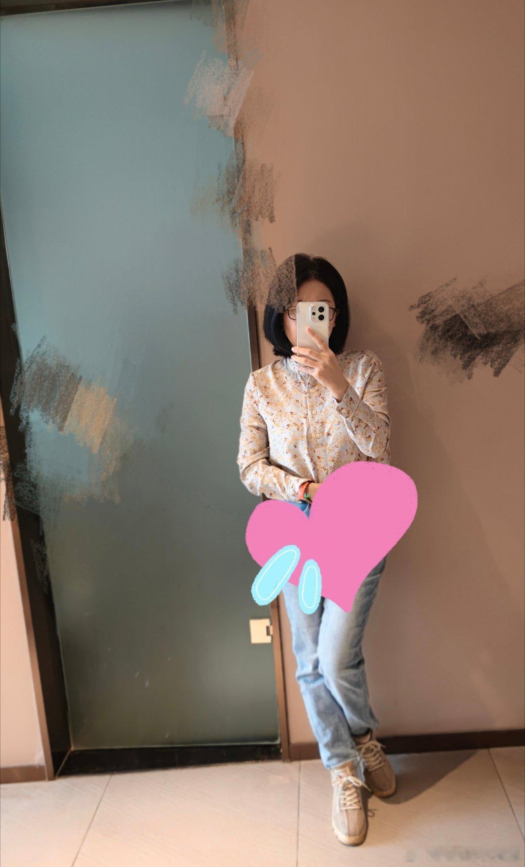 今日份OOTD小碎花阿姨[哈哈][哈哈][哈哈]，牛仔裤也换修身的照骗也还行[流