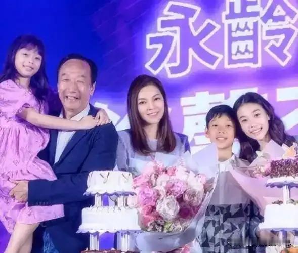 51岁郭台铭妻子拼四胎，勇气背后藏深情
51岁的曾馨莹嫁给大24岁的顶级富豪郭台