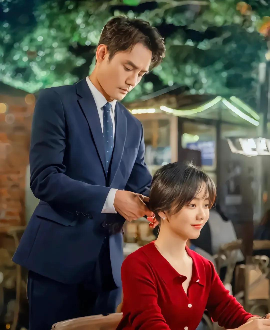 虽然是剧照，但还是很养眼呀，真希望他两个能在一起！
谭松韵满脸笑意透着幸福，王凯