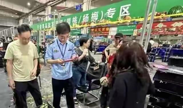 工人自己都不敢吃的杨梅，凭什么端上别人的餐桌？食品安全，该动真格了，要让做恶着倾