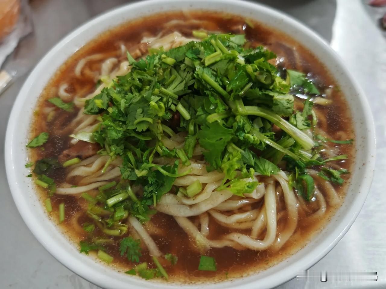 滕州东沙河，一家不错的手擀面，一如既往的好吃！

说实话这个面馆离厂有点远，开车