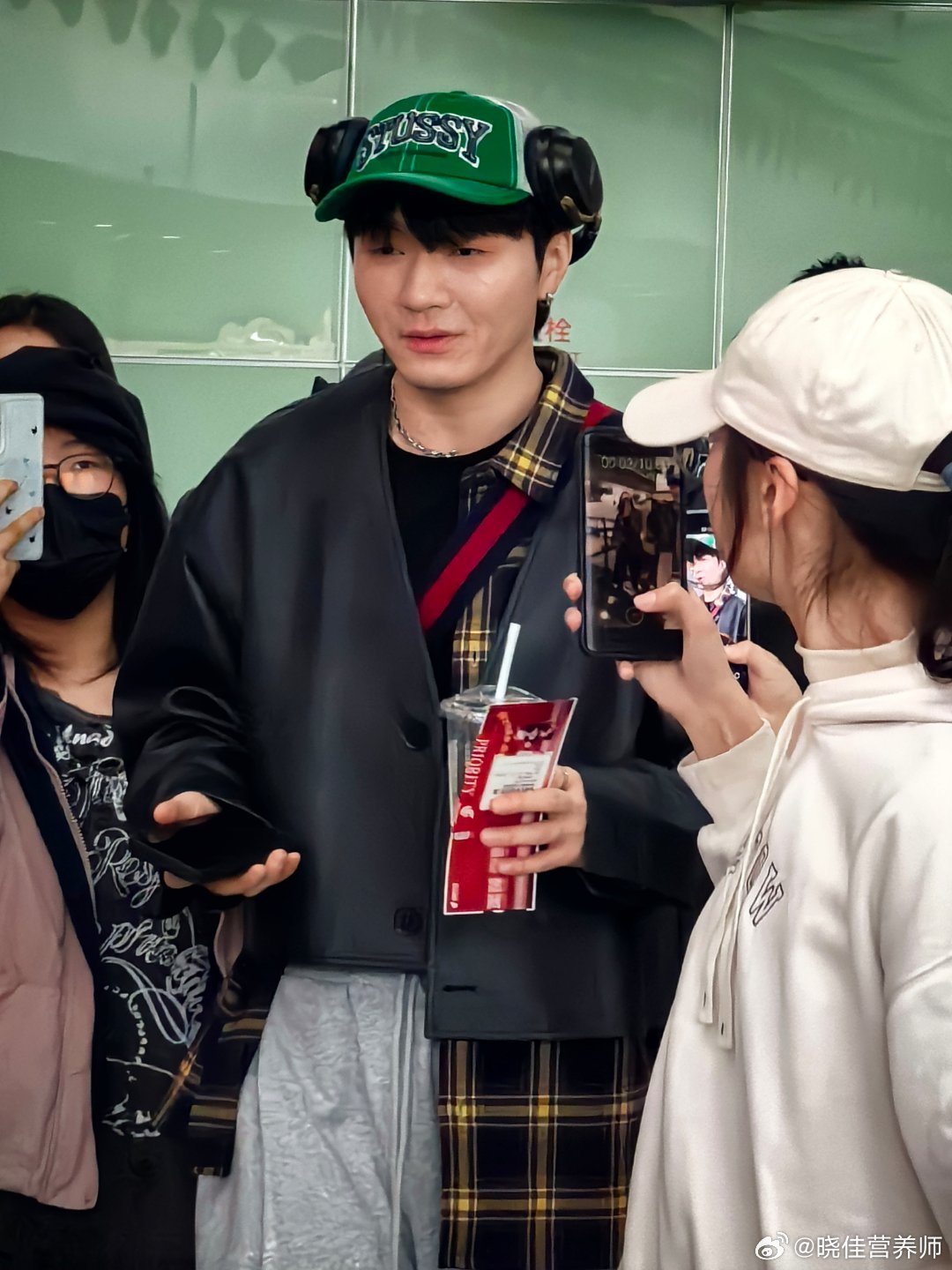 这人是谁啊 机场一堆人再追着拍 结果过安检的时候一回头 呵 就在我右侧顺手拍一个