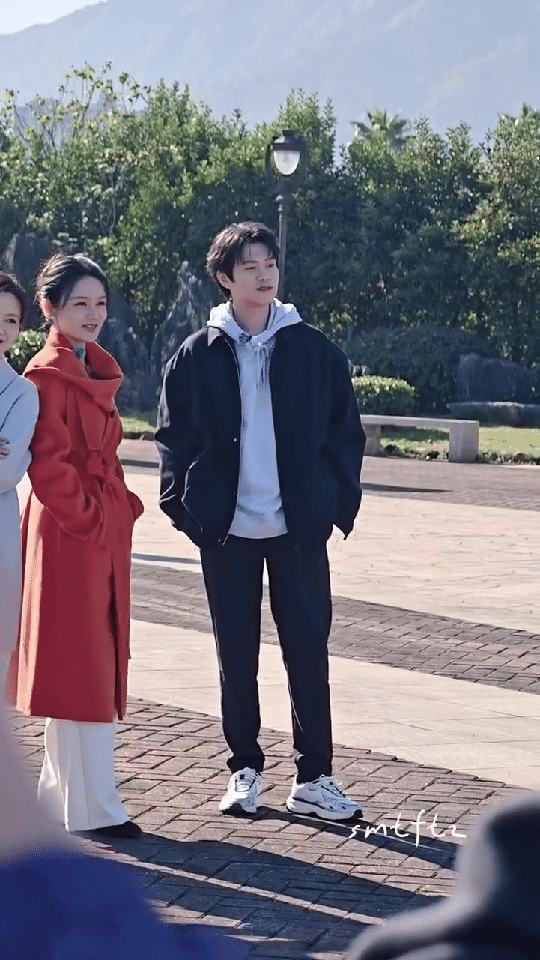 魏大勋翘脚拍照可爱小狗就是这么拍照的啦我发现央视真的很喜欢魏大勋，每年魏大勋都要