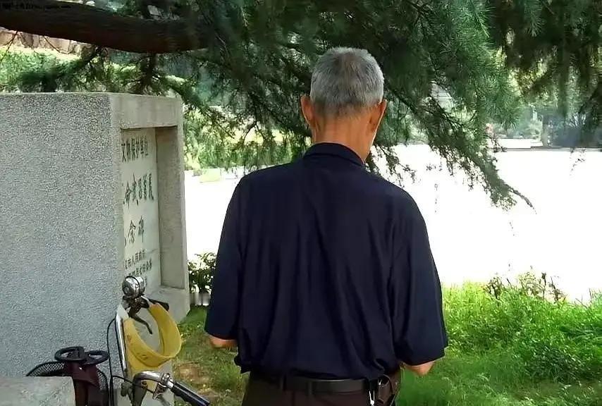 抖音上“老爷子博主”晒私信，一个年轻小伙直接说就喜欢七八十岁的老头。
博主把截图