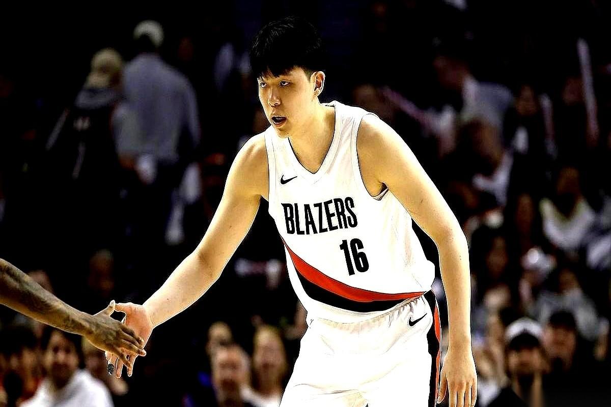 开拓者教练看杨瀚森的眼神，估计就跟看场边那个饮水机差不多。
场均2分，一个只能在