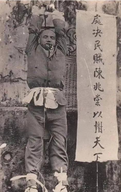 1911年，52岁的潮州知府陈兆棠被五花大绑，嘴里被人硬塞进了一把干粪。他挣扎着