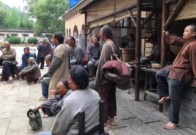 横店数十万群演现状：美女泛滥，懒汉遍地，他们到底该何去何从？
 
真的有个超级扎