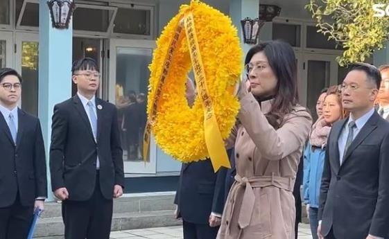 在蒋经国陵寝前，郑丽文教蒋万安怎么做人，示范如何坚定“中国人”立场！她今天再次公