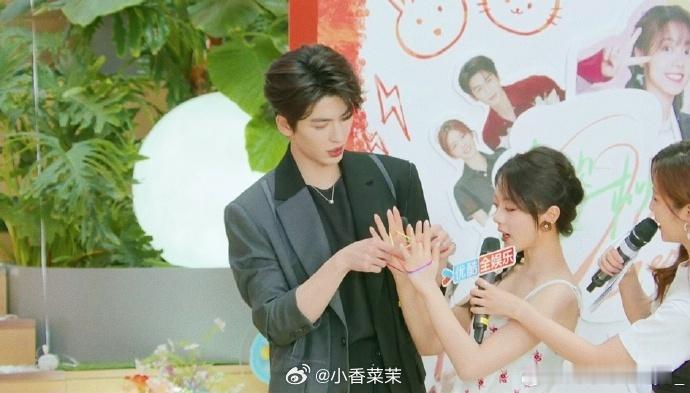 误入赵今麦张凌赫婚礼现场音乐响起，红包派发，赵今麦和张凌赫在众人祝福中登场，一个