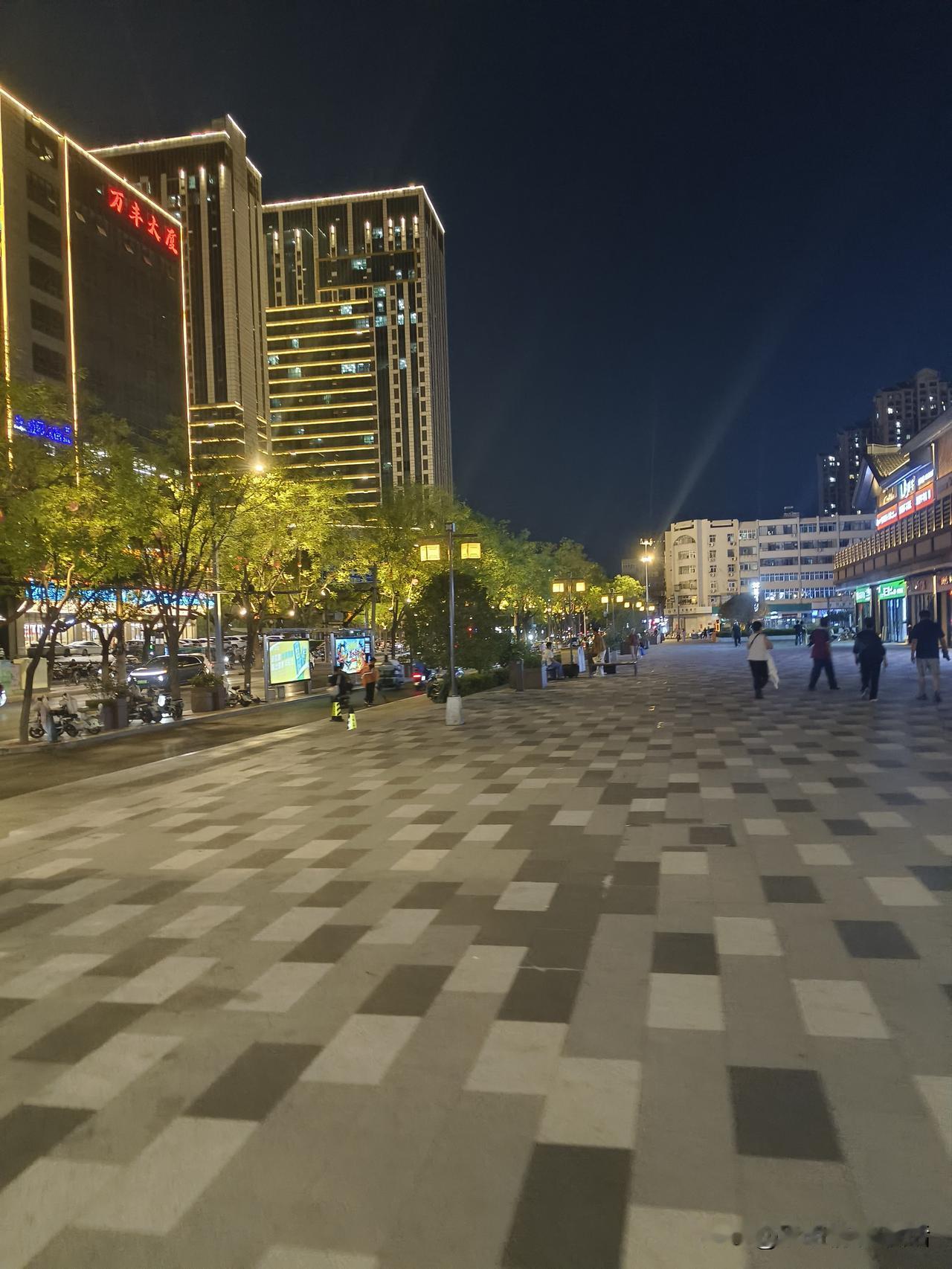 夜晚的步行街，人不多，灯很亮。