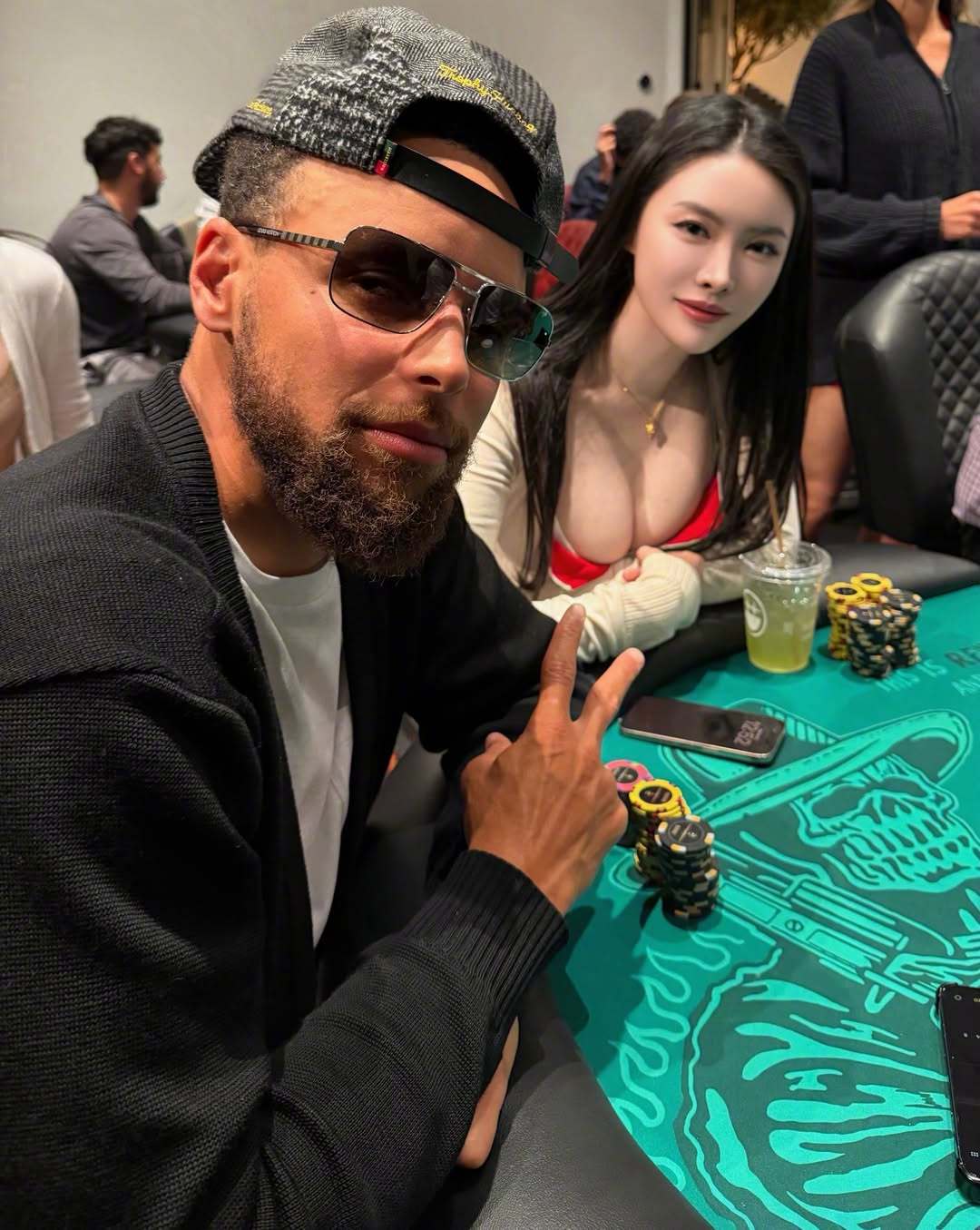 All In姐布兰妮晒出了和库里在牌桌上的合照。 ​​​