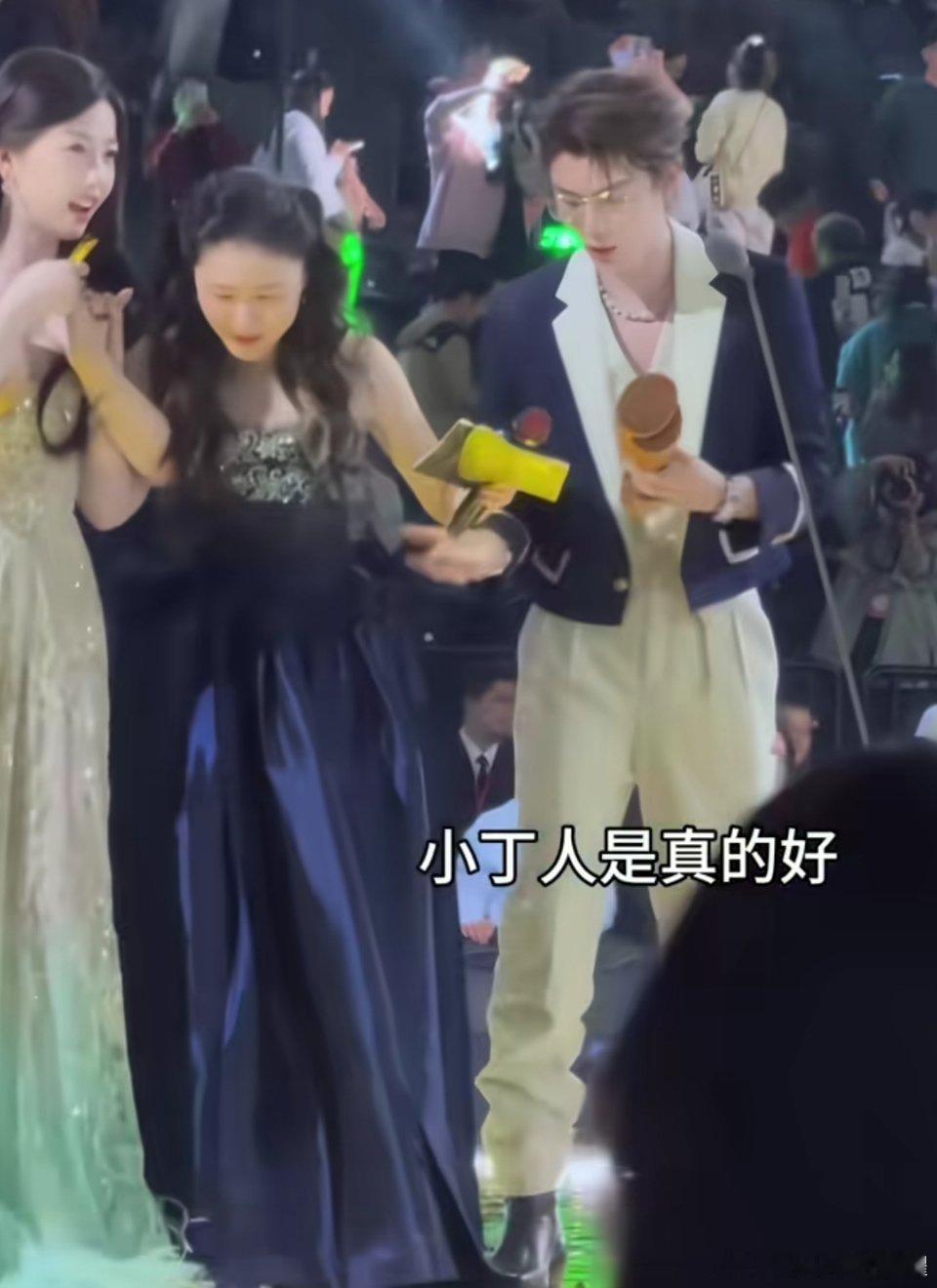 禹宙中欣 以后金靖坐主桌 