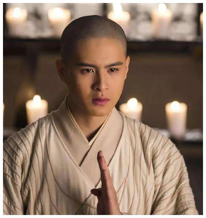 前秦大将吕光攻破龟兹后，恶作剧的强迫让龟兹公主陪伴高僧鸠摩罗什睡一觉。

彼时中