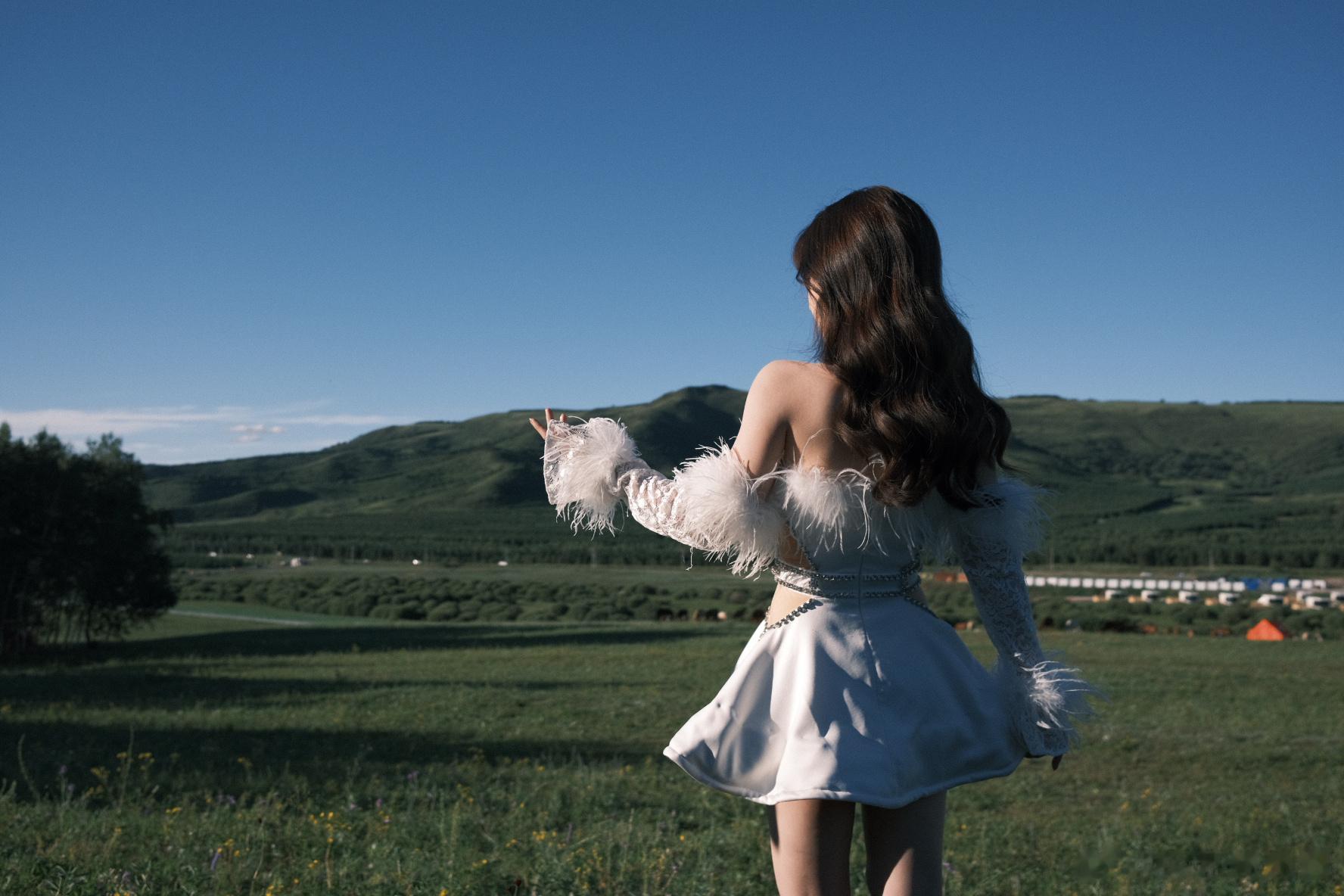 #赖美云白色羽毛短裙# 赖美云在乌兰布统拍的照片真的好仙好美啊，白色羽毛短裙的穿