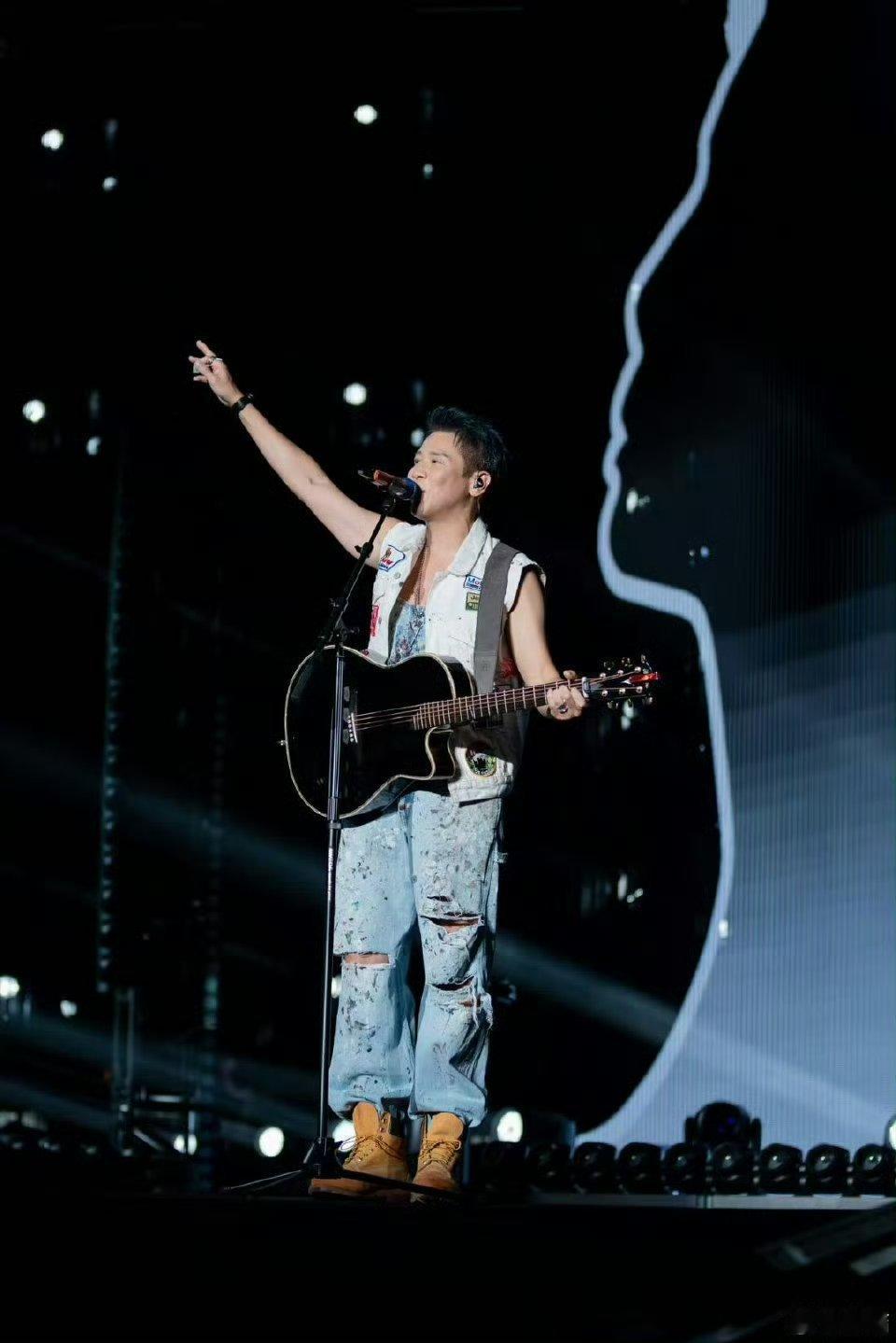 陶喆巡演完报复性吃甜甜圈毕竟连大白兔糖都要珍藏的陶喆，报复性吃甜才是巡演收官的正