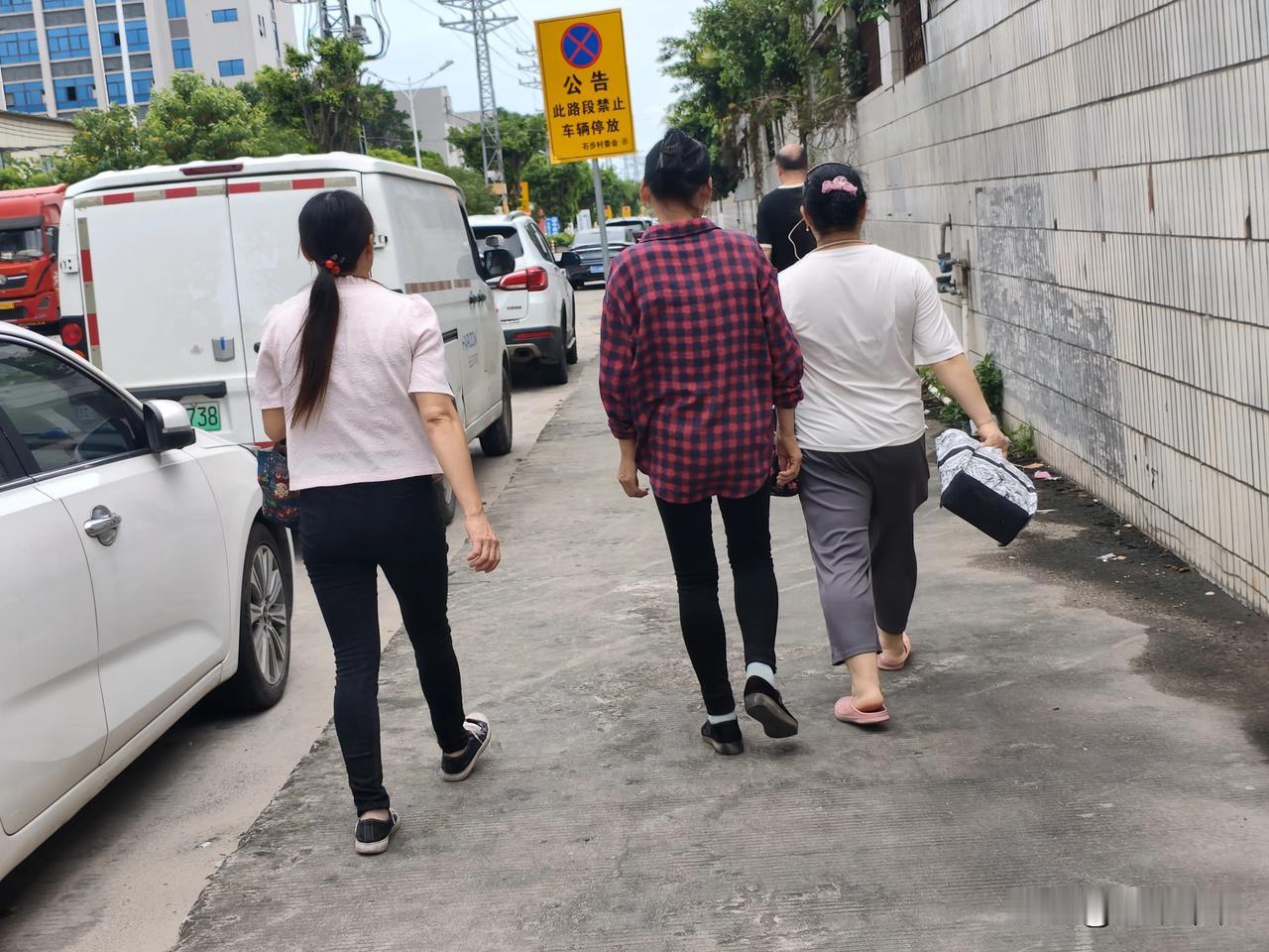 记录我的2026三个女人一台戏！6月8日午后，三个女工一起走路去上班，她们仨有说